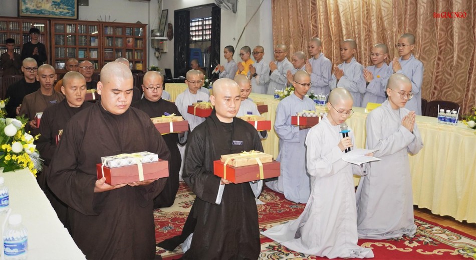 Tăng Ni sinh dâng lời cảm niệm tri ân đến giáo thọ sư Tăng Ni sinh dâng lời cảm niệm tri ân đến giáo thọ sư