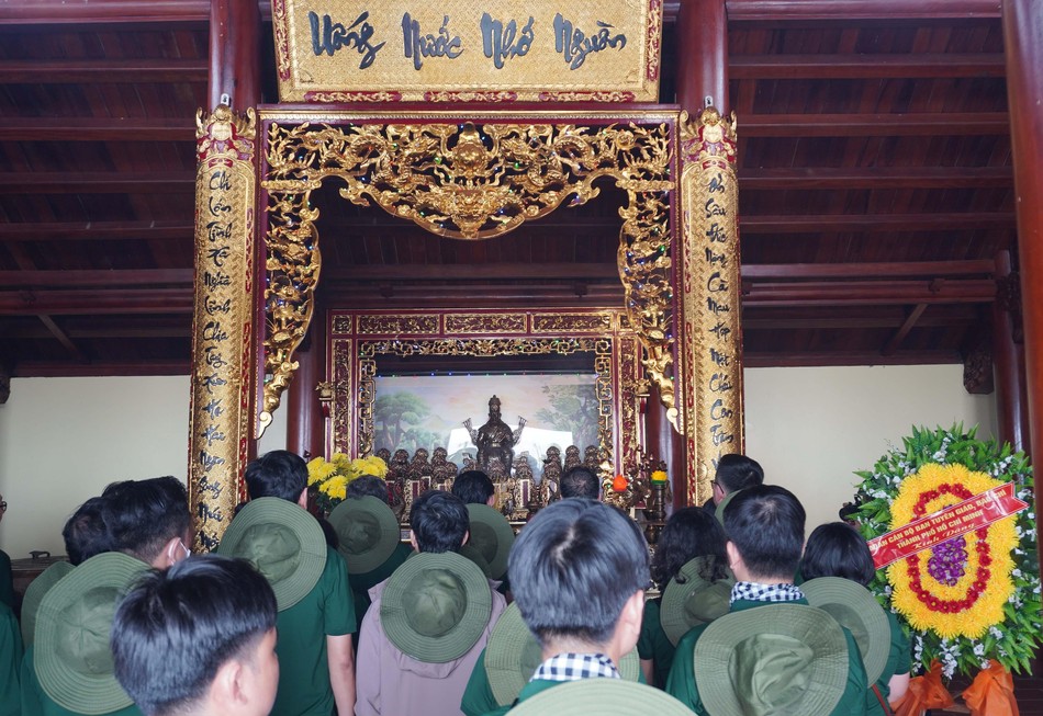Đoàn dâng hoa, dâng hương tại Đền thờ Lạc Long Quân nơi Đất Mũi Đoàn dâng hoa, dâng hương tại Đền thờ Lạc Long Quân nơi Đất Mũi