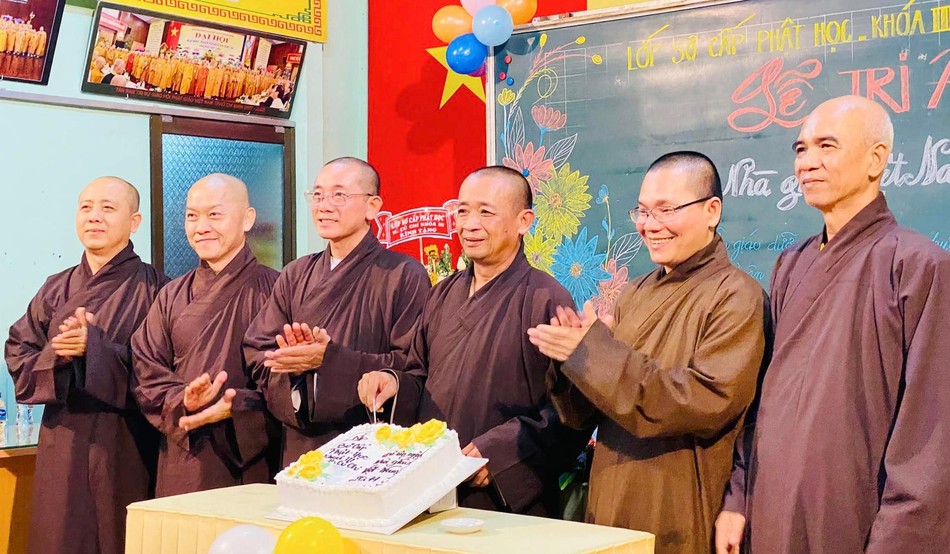 Chư tôn đức cắt bánh mừng ngày nhà giáo Việt Nam 20-11 - Ảnh: TT Chư tôn đức cắt bánh mừng ngày nhà giáo Việt Nam 20-11 - Ảnh: TT