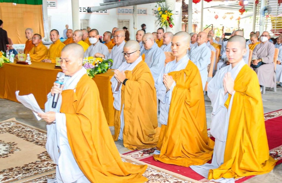 Sư cô Thích nữ Diệu Phúc dâng lời phát nguyện Sư cô Thích nữ Diệu Phúc dâng lời phát nguyện