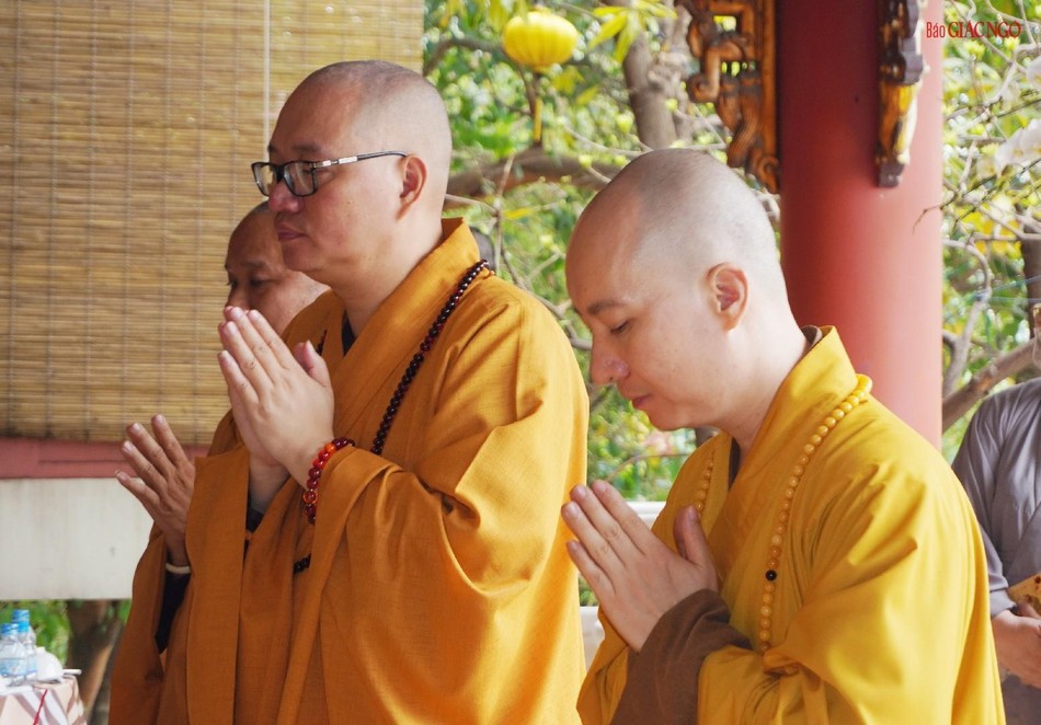 Trước đó chư Tăng Ni Môn phái Tổ đình Vĩnh Nghiêm có khóa lễ tụng kinh A Di Đà tưởng niệm Trước đó chư Tăng Ni Môn phái Tổ đình Vĩnh Nghiêm có khóa lễ tụng kinh A Di Đà tưởng niệm