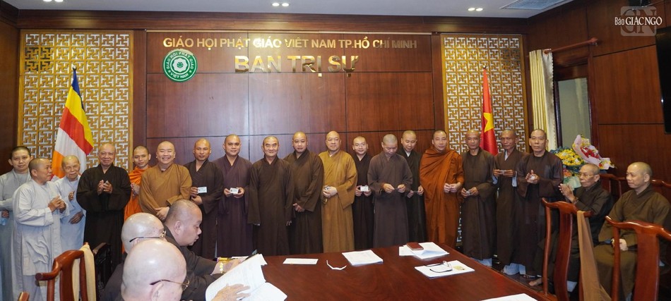 Tại buổi tổng kết, chư tôn đức cũng đã được phát thẻ thành viên Ban Hoằng pháp và Giảng sư đoàn