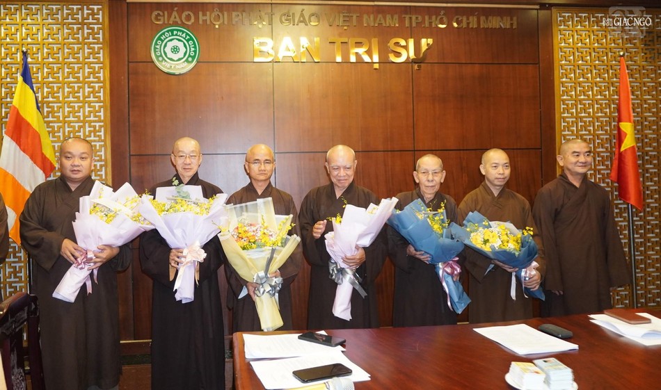 Chư tôn đức Ban Hoằng pháp tặng hoa chúc mừng đến chư tôn đức Ban Trị sự GHPGVN TP.HCM, và thành viên Ban Hoằng pháp thành phố được suy cử vào Hội đồng Trị sự tại Đại hội Phật giáo toàn quốc lần IX