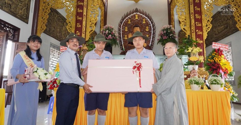 Ban huynh trưởng Gia đình Phật tử Phước Thiện dâng quà tri ân đến Ni sư Thích nữ Huệ Khánh, trụ trì chùa Phước Thiện Ban huynh trưởng Gia đình Phật tử Phước Thiện dâng quà tri ân đến Ni sư Thích nữ Huệ Khánh, trụ trì chùa Phước Thiện