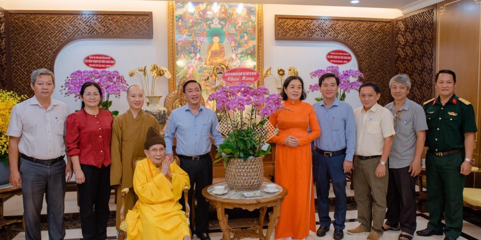 Đoàn thăm và chúc mừng đến Trưởng lão Hòa thượng Thích Đức Nghiệp tại chùa Vĩnh Nghiêm Đoàn thăm và chúc mừng đến Trưởng lão Hòa thượng Thích Đức Nghiệp tại chùa Vĩnh Nghiêm