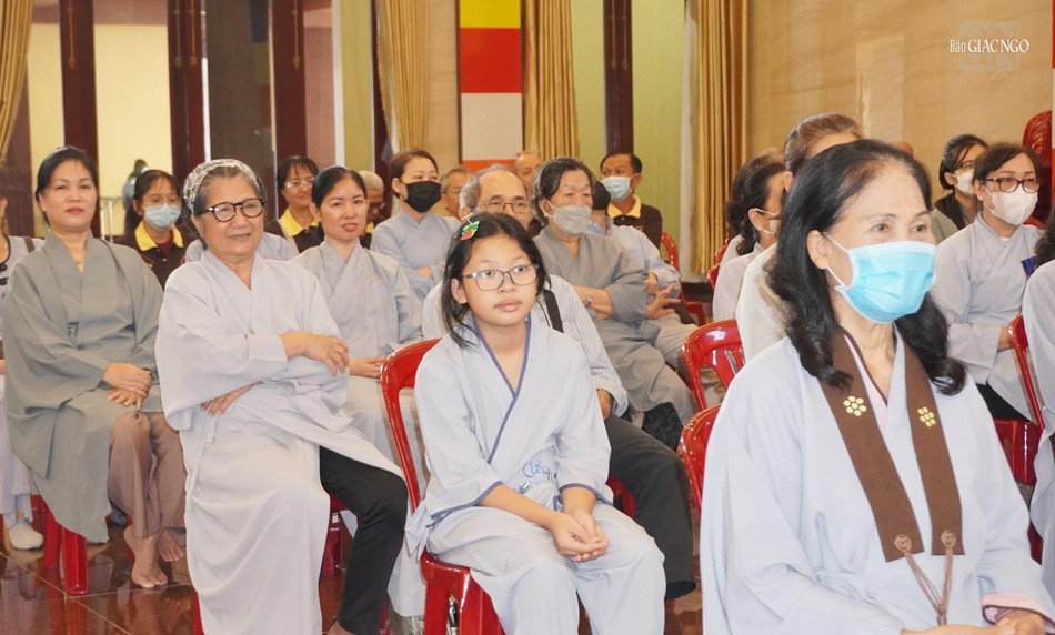 Một bạn nhỏ theo gia đình tham dự khóa tu Ngày an lạc Một bạn nhỏ theo gia đình tham dự khóa tu Ngày an lạc