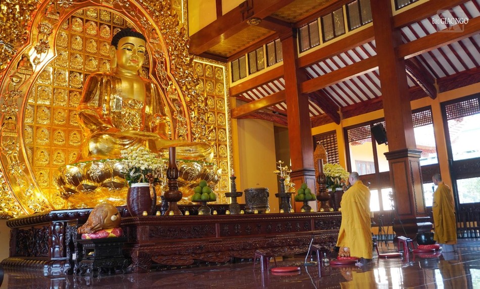 Chư tôn đức niêm hương bạch Phật Chư tôn đức niêm hương bạch Phật