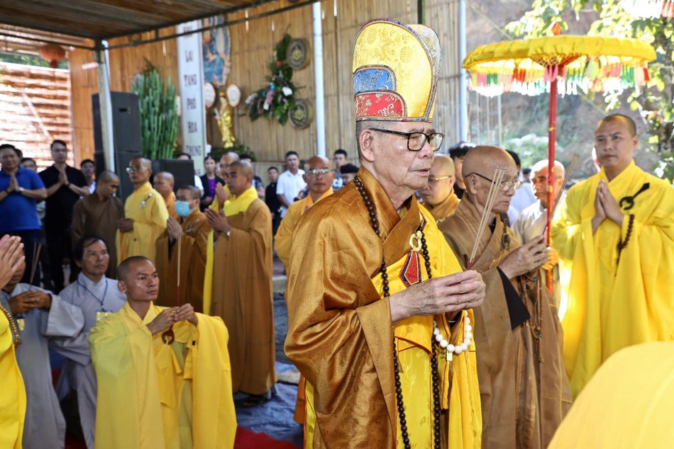 Khóa lễ niêm hương bạch Phật