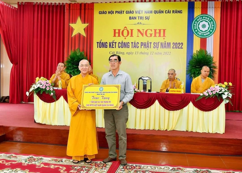 Trao quà ủng hộ Trao quà ủng hộ