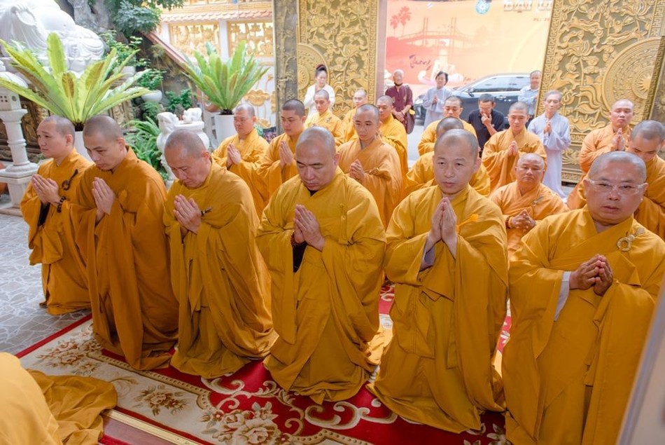 Chư tôn đức trong lễ tác bạch cúng dường trai Tăng