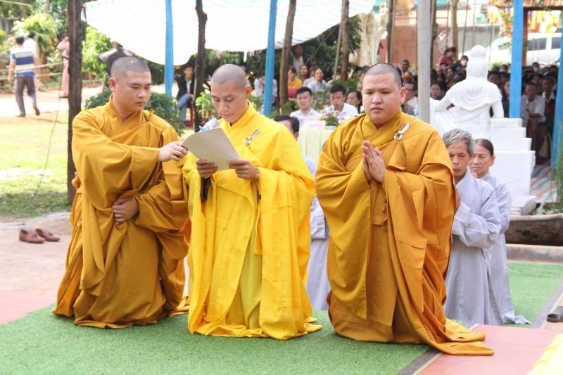 Đại đức Thích Thiền Hoằng, tân trụ trì chùa Hưng Pháp dâng lời phát nguyện