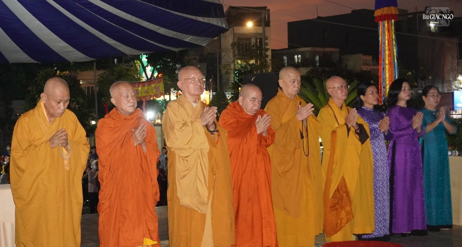 Chư tôn đức Ban Chứng minh GHPGVN quận Gò Vấp cùng đại diện chính quyền trong khóa lễ tưởng niệm Chư tôn đức Ban Chứng minh GHPGVN quận Gò Vấp cùng đại diện chính quyền trong khóa lễ tưởng niệm