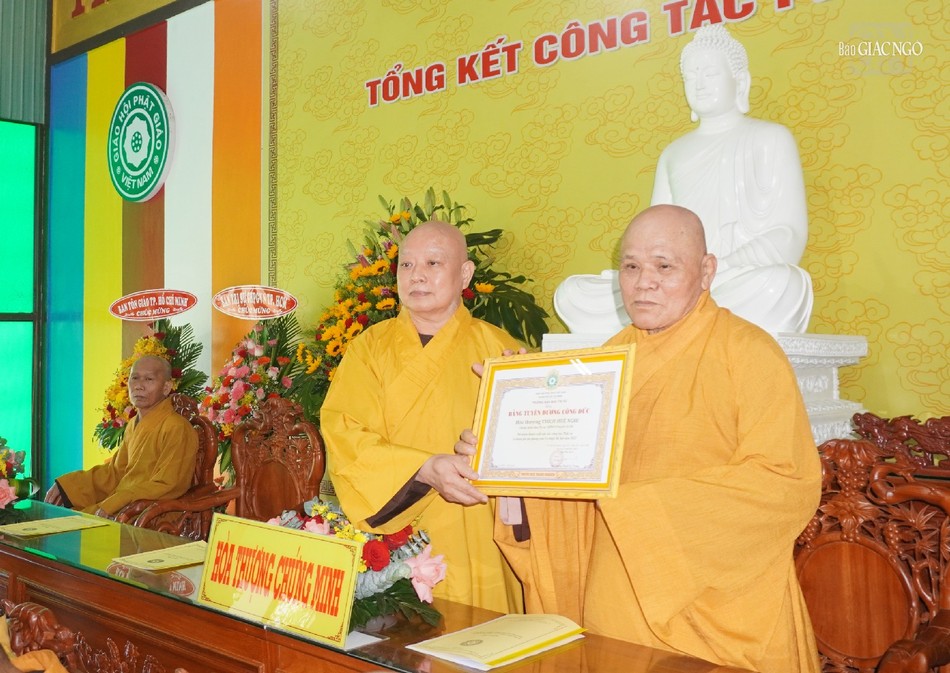 Hòa thượng Thích Lệ Trang trao Bằng tuyên dương công đức của Ban Trị sự GHPGVN TP.HCM đến Hòa thượng Thích Huệ Nghi, Chứng minh Ban Trị sự GHPGVN huyện Củ Chi Hòa thượng Thích Lệ Trang trao Bằng tuyên dương công đức của Ban Trị sự GHPGVN TP.HCM đến Hòa thượng Thích Huệ Nghi, Chứng minh Ban Trị sự GHPGVN huyện Củ Chi