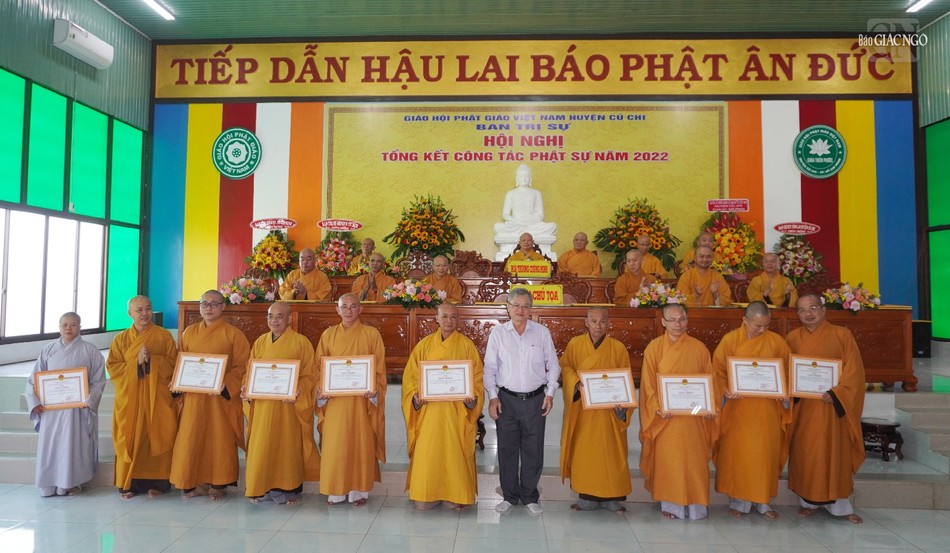 Ông Dương Văn Duyên trao Giấy khen của Ủy ban Nhân dân huyện Củ Chi đến Tăng Ni Phật giáo huyện với những đóng góp tích cực trong công tác Phật sự và từ thiện xã hội Ông Dương Văn Duyên trao Giấy khen của Ủy ban Nhân dân huyện Củ Chi đến Tăng Ni Phật giáo huyện với những đóng góp tích cực trong công tác Phật sự và từ thiện xã hội