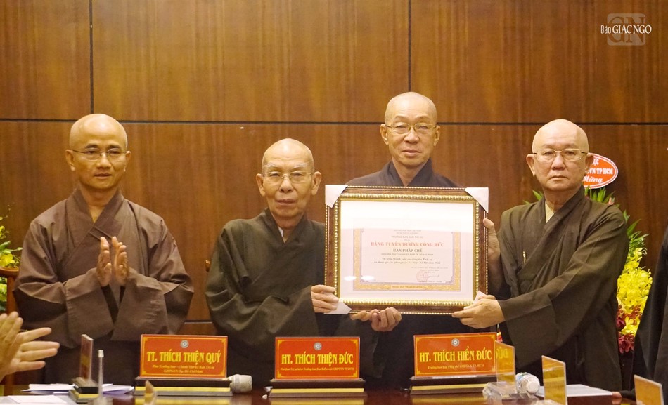 Ban Pháp chế Phật giáo TP.HCM đón nhận Bằng tuyên dương công đức của Ban Thường trực Ban Trị sự GHPGVN TP.HCM