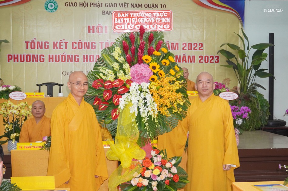 Thượng tọa Thích Thiện Quý tặng lẵng hoa chúc mừng của Ban Thường trực Ban Trị sự GHPGVN TP.HCM Thượng tọa Thích Thiện Quý tặng lẵng hoa chúc mừng của Ban Thường trực Ban Trị sự GHPGVN TP.HCM