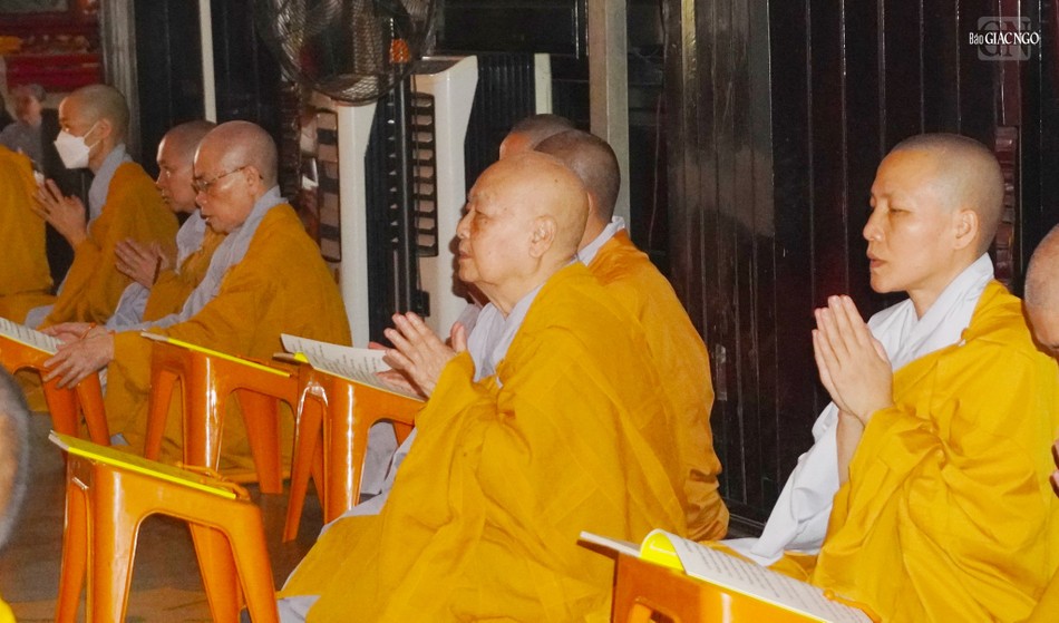 Chư Ni môn phái tổ đình Vĩnh Nghiêm trong khóa tụng kinh tại chánh điện Chư Ni môn phái tổ đình Vĩnh Nghiêm trong khóa tụng kinh tại chánh điện