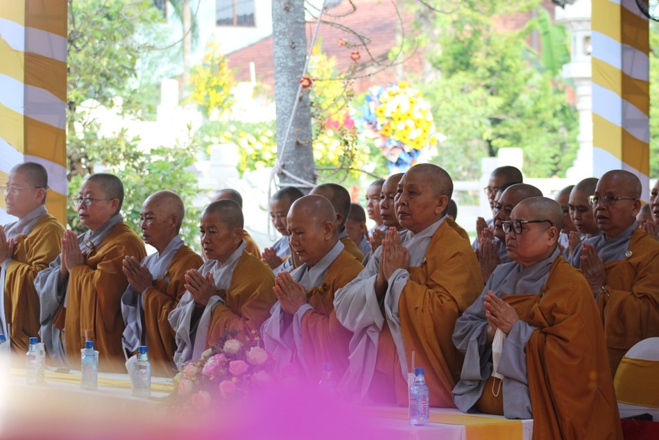 Chư Ni thành kính tưởng niệm Chư Ni thành kính tưởng niệm