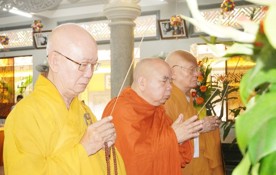 Dâng hương lễ Phật Dâng hương lễ Phật