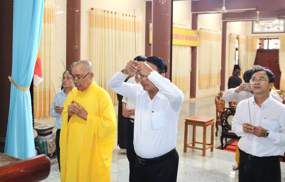 Đoàn dâng hương lễ Phật tại chánh điện Đoàn dâng hương lễ Phật tại chánh điện