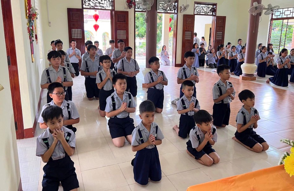 Các em đoàn sinh Gia đình Phật tử phát nguyện quy y Tam bảo Các em đoàn sinh Gia đình Phật tử phát nguyện quy y Tam bảo