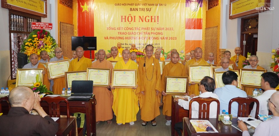 Hòa thượng Thích Huệ Văn trao giáo chỉ tấn phong giáo phẩm đến chư tôn đức Tăng Ni Phật giáo quận 12