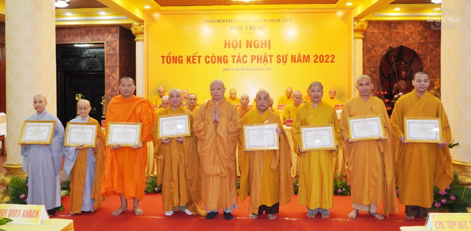 Hòa thượng Thích Lệ Trang trao bằng tuyên dương công đức đến 8 tập thể Phật giáo quận 3 Hòa thượng Thích Lệ Trang trao bằng tuyên dương công đức đến 8 tập thể Phật giáo quận 3