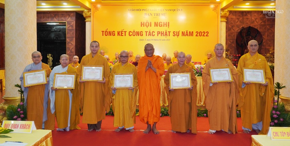 Hòa thượng Danh Lung trao bằng tuyên dương công đức đến các cá nhân Hòa thượng Danh Lung trao bằng tuyên dương công đức đến các cá nhân