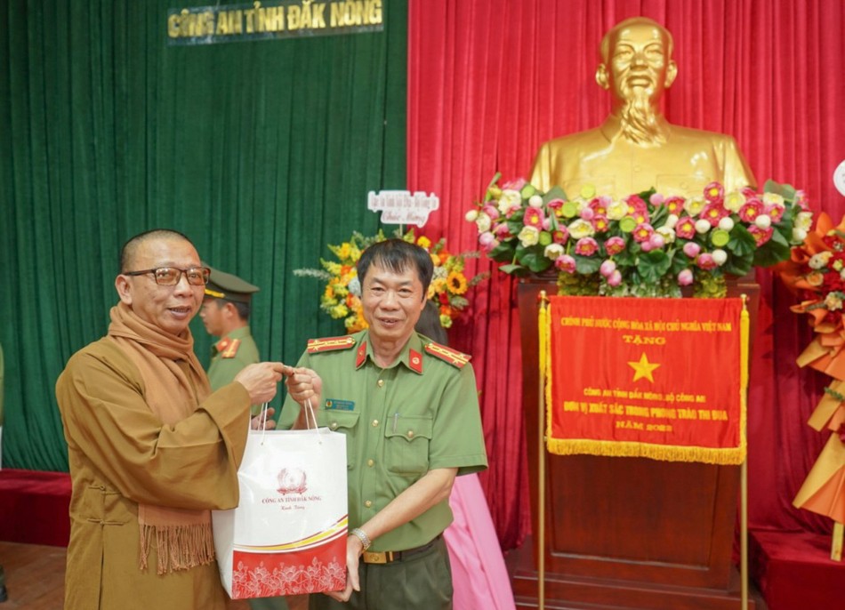 Tặng quà chúc mừng năm mới