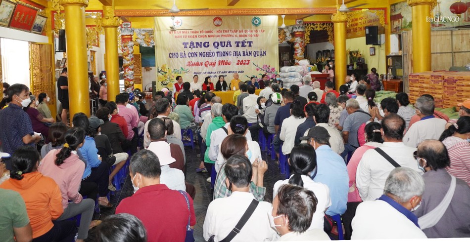 Quang cảnh buổi trao quà Quang cảnh buổi trao quà