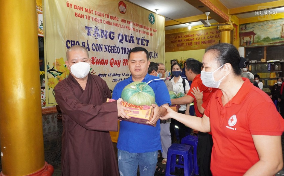 Đại đức Thích Quang Hạnh, trụ trì chùa Như Lai, cùng đại diện Hội chữ Thập đỏ quận Gò Vấp hỗ trợ người khiếm thị đến nhận quà Đại đức Thích Quang Hạnh, trụ trì chùa Như Lai, cùng đại diện Hội chữ Thập đỏ quận Gò Vấp hỗ trợ người khiếm thị đến nhận quà