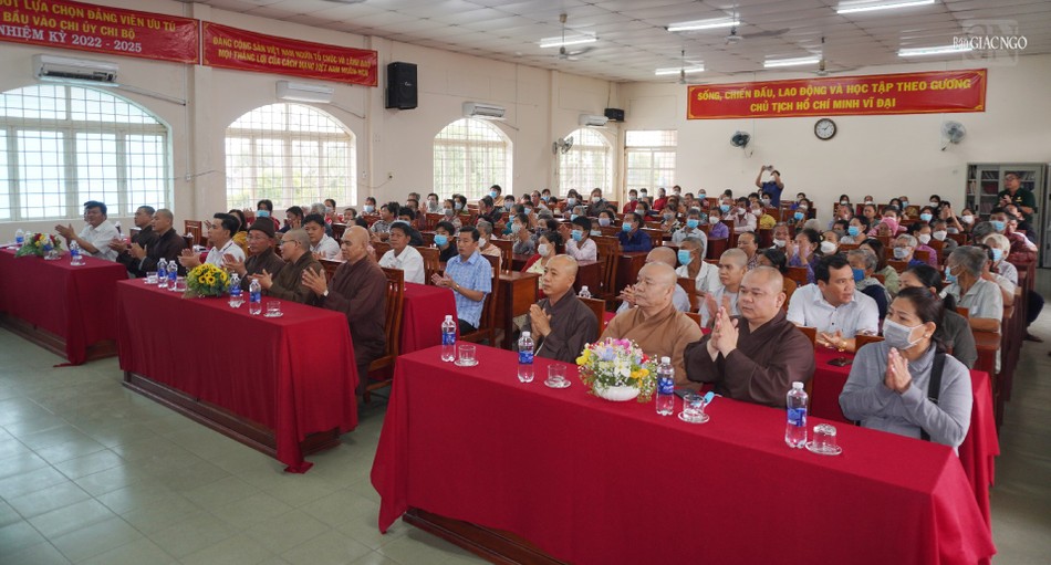 Địa điểm tặng quà đầu tiên diễn ra sáng nay 7-1, tại hội trường ủy ban Nhân dân xã Phước Thạnh Địa điểm tặng quà đầu tiên diễn ra sáng nay 7-1, tại hội trường ủy ban Nhân dân xã Phước Thạnh