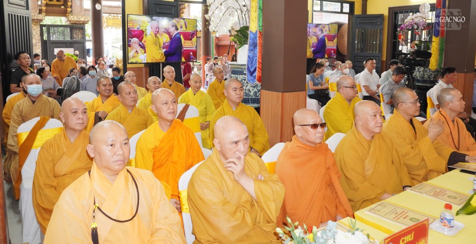 Chư tôn đức xem video báo cáo tổng kết công tác Phật sự 2022 Chư tôn đức xem video báo cáo tổng kết công tác Phật sự 2022