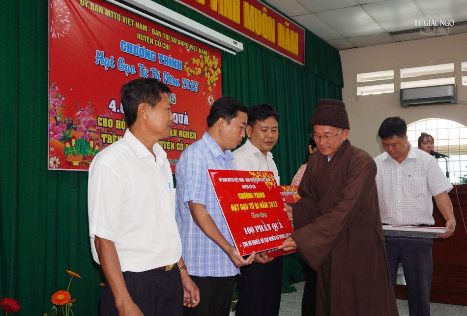 Thượng tọa Thích Tịnh Tâm, Phó ban kiêm Chánh Thư ký Ban Trị sự GHPGVN huyện trao biển tượng trưng các phần quà đến đại diện các xã Thượng tọa Thích Tịnh Tâm, Phó ban kiêm Chánh Thư ký Ban Trị sự GHPGVN huyện trao biển tượng trưng các phần quà đến đại diện các xã