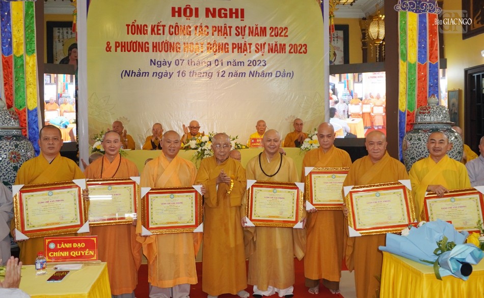 Hòa thượng Thích Tịnh Hạnh trao giáo chỉ tấn phong giáo phẩm Thượng tọa Hòa thượng Thích Tịnh Hạnh trao giáo chỉ tấn phong giáo phẩm Thượng tọa