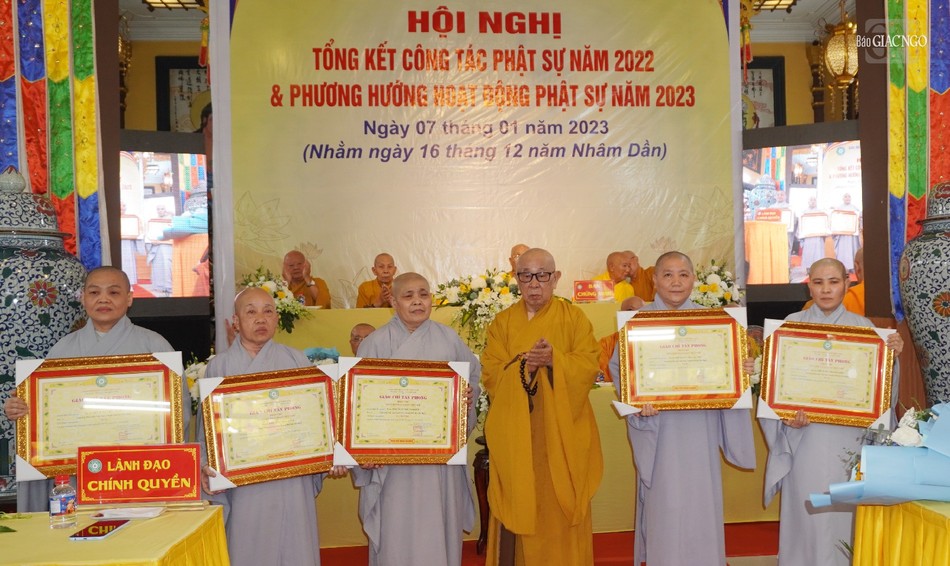 Hòa thượng Thích Như Tín trao giáo chỉ tấn phong Ni trưởng, Ni sư Hòa thượng Thích Như Tín trao giáo chỉ tấn phong Ni trưởng, Ni sư