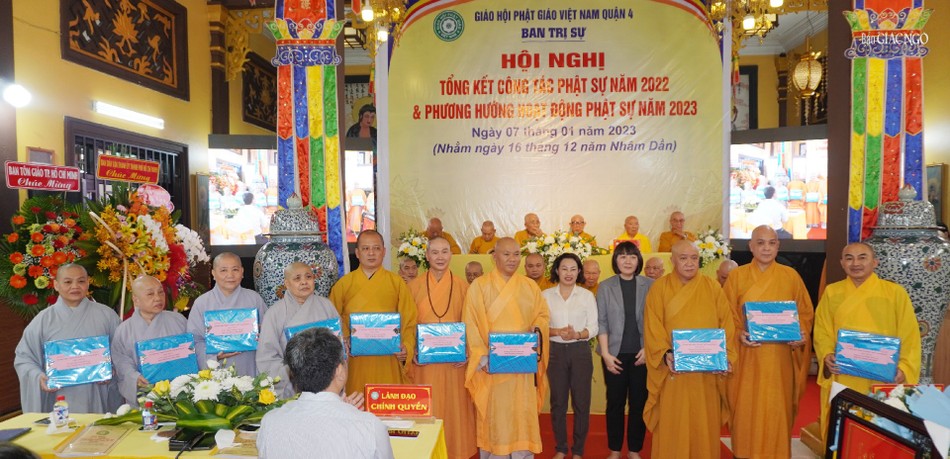 Đại diện chính quyền tặng quà đến chư tôn giáo phẩm được tấn phong Đại diện chính quyền tặng quà đến chư tôn giáo phẩm được tấn phong