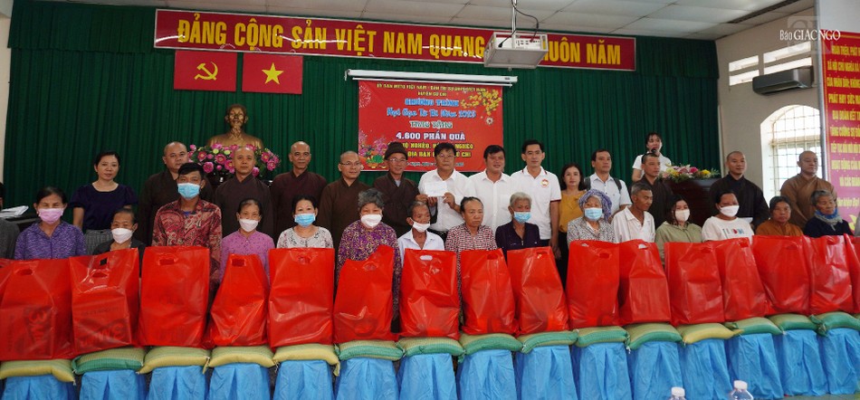 Bà con nhận quà tại địa điểm Ủy ban Nhân dân xã Phước Thạnh Bà con nhận quà tại địa điểm Ủy ban Nhân dân xã Phước Thạnh