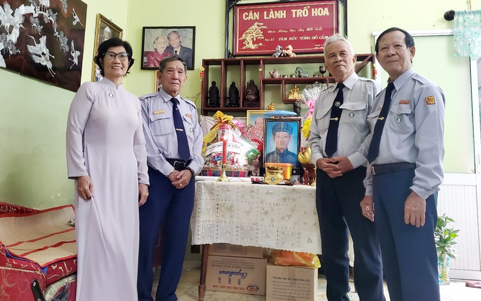 Dâng hương tưởng nhớ đến cố huynh trưởng cấp Dũng Tâm Bửu - Tống Hồ Cầm Dâng hương tưởng nhớ đến cố huynh trưởng cấp Dũng Tâm Bửu - Tống Hồ Cầm