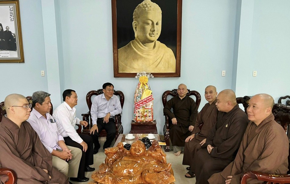 Chư tôn đức Thường trực Ban Trị sự GHPGVN quận 10 tiếp đoàn Ban Tôn giáo TP.HCM chúc Tết - Ảnh: N.Thiện Chư tôn đức Thường trực Ban Trị sự GHPGVN quận 10 tiếp đoàn Ban Tôn giáo TP.HCM chúc Tết - Ảnh: N.Thiện