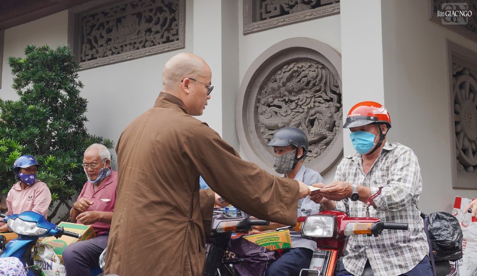 Đại đức Thích Minh Đạo trao quà đến người khuyết tật Đại đức Thích Minh Đạo trao quà đến người khuyết tật