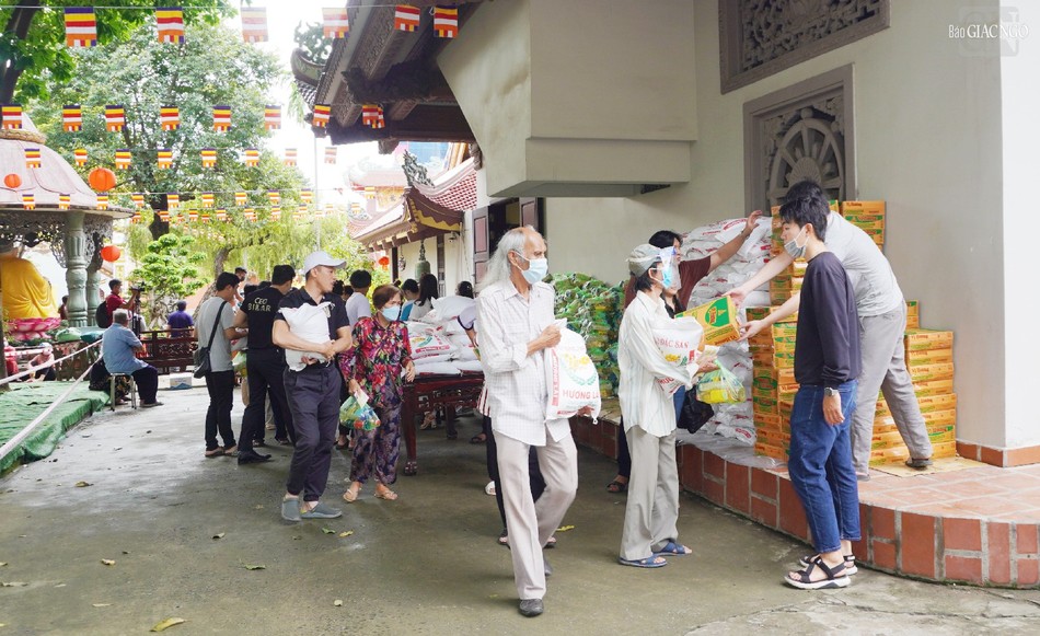 Tặng trên 2.000 phần quà đến bà con khó khăn, người khuyết tật trên địa bàn TP.Thủ Đức tại Chùa Nam Thiên Nhất Trụ Tặng trên 2.000 phần quà đến bà con khó khăn, người khuyết tật trên địa bàn TP.Thủ Đức tại Chùa Nam Thiên Nhất Trụ