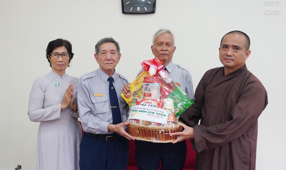 Huynh trưởng Tâm Duệ - Nguyễn Đức Châu cùng thành viên đoàn tặng quà chúc mừng năm mới đến Thượng tọa Thích Tâm Hải