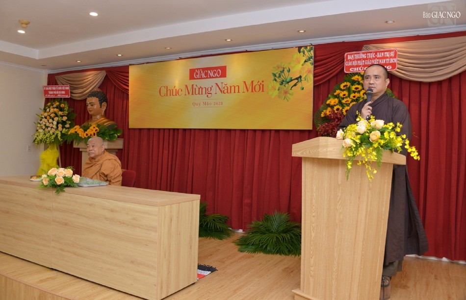 Thượng tọa Thích Tâm Hải phát biểu mở đầu buổi họp mặt