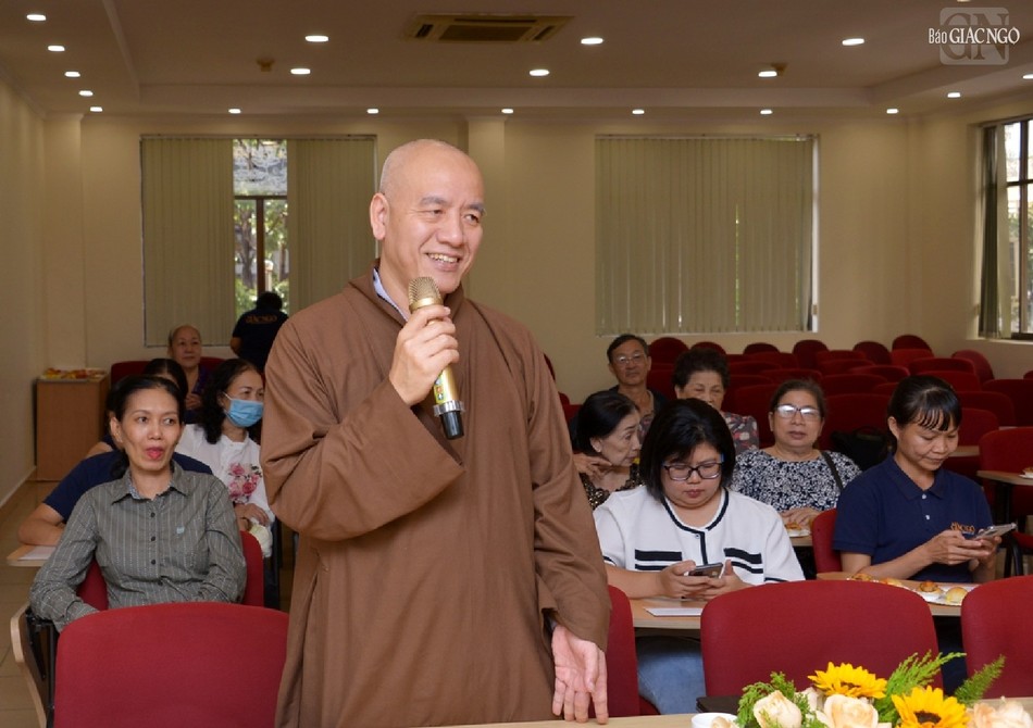 Đại đức Thích Nhuận Thường chia sẻ trong buổi họp mặt