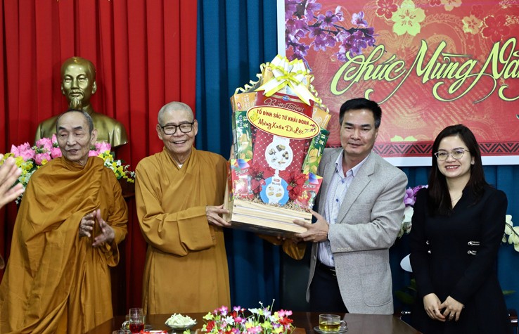 Tặng quà chúc mừng năm mới đến Ban Tôn giáo tỉnh Tặng quà chúc mừng năm mới đến Ban Tôn giáo tỉnh