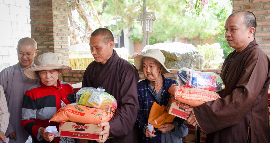 Tặng quà Tết đến bà con khó khăn Tặng quà Tết đến bà con khó khăn