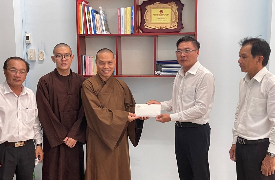 Tu viện Khánh An trao tặng tịnh tài chăm lo Tết cho người dân khó khăn đến mặt trận quận 12 Tu viện Khánh An trao tặng tịnh tài chăm lo Tết cho người dân khó khăn đến mặt trận quận 12