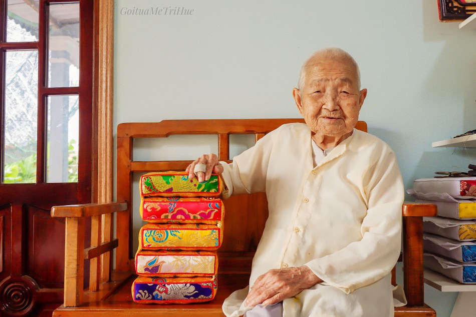 Mệ Huệ bên chiếc gối trái dựa - Ảnh: Journeys in Hue Mệ Huệ bên chiếc gối trái dựa - Ảnh: Journeys in Hue
