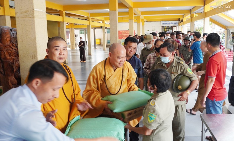 Thượng tọa Thích Thanh Phong trao tặng quà đến người dân Thượng tọa Thích Thanh Phong trao tặng quà đến người dân